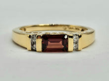 Load image into Gallery viewer, 0864: Vintage: 14ct Gold Emerald Cut Almandine Garnets Dress/Stacker Ring-&nbsp;
