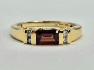 0864: Vintage: 14ct Gold Emerald Cut Almandine Garnets Dress/Stacker Ring-&nbsp;