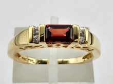 Load image into Gallery viewer, 0864: Vintage: 14ct Gold Emerald Cut Almandine Garnets Dress/Stacker Ring-&nbsp;
