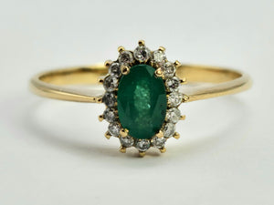 0814: Vintage: 18ct Gold Emerald 16 Diamonds Daisy Ring-