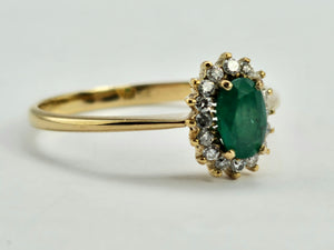 0814: Vintage: 18ct Gold Emerald 16 Diamonds Daisy Ring-