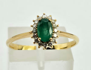 0814: Vintage: 18ct Gold Emerald 16 Diamonds Daisy Ring-