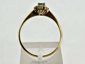 0814: Vintage: 18ct Gold Emerald 16 Diamonds Daisy Ring-