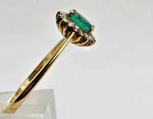 0814: Vintage: 18ct Gold Emerald 16 Diamonds Daisy Ring-