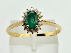 0814: Vintage: 18ct Gold Emerald 16 Diamonds Daisy Ring-