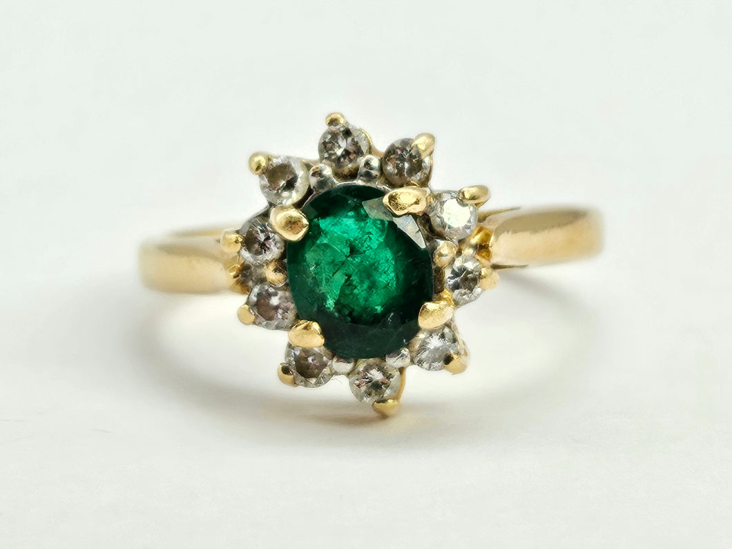 0934: Vintage; 18ct Gold Emerald 10 Diamonds Flower Head Ring- sparkling beauty