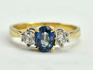 0943: Vintage: 18ct Gold Cornflower Blue Sapphire Diamonds Ring- a lovely ring