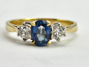 0943: Vintage: 18ct Gold Cornflower Blue Sapphire Diamonds Ring- a lovely ring