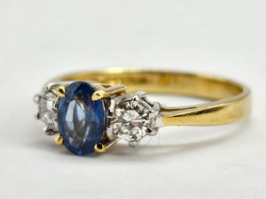 0943: Vintage: 18ct Gold Cornflower Blue Sapphire Diamonds Ring- a lovely ring