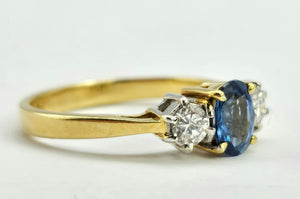 0943: Vintage: 18ct Gold Cornflower Blue Sapphire Diamonds Ring- a lovely ring