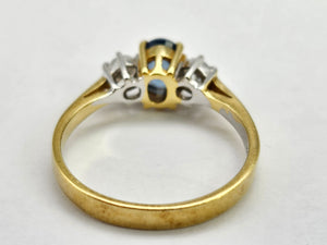 0943: Vintage: 18ct Gold Cornflower Blue Sapphire Diamonds Ring- a lovely ring