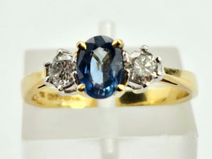 0943: Vintage: 18ct Gold Cornflower Blue Sapphire Diamonds Ring- a lovely ring