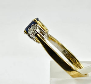 0943: Vintage: 18ct Gold Cornflower Blue Sapphire Diamonds Ring- a lovely ring