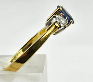 0943: Vintage: 18ct Gold Cornflower Blue Sapphire Diamonds Ring- a lovely ring