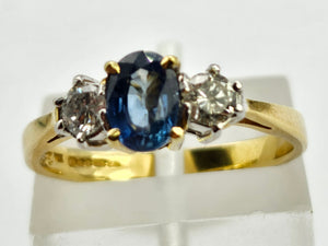 0943: Vintage: 18ct Gold Cornflower Blue Sapphire Diamonds Ring- a lovely ring