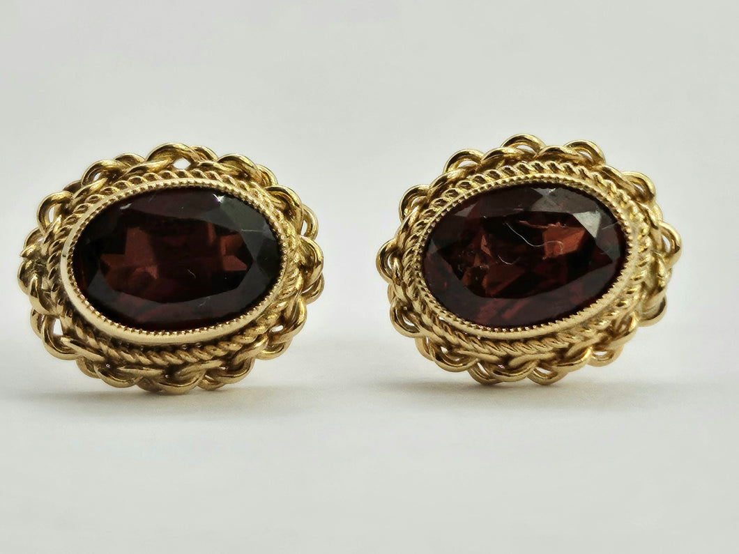 0783: Vintage: 9ct Gold Rich Red Garnets Stud Earrings- nice weight, mature hues.