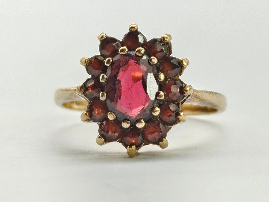 0825: Vintage: 9ct Gold 13 Garnets Flower Head Ring- Date-Mark 1972