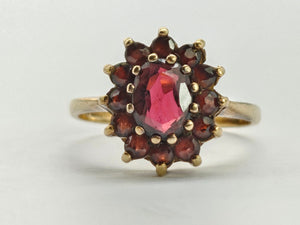 0825: Vintage: 9ct Gold 13 Garnets Flower Head Ring- Date-Mark 1972