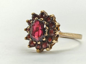 0825: Vintage: 9ct Gold 13 Garnets Flower Head Ring- Date-Mark 1972