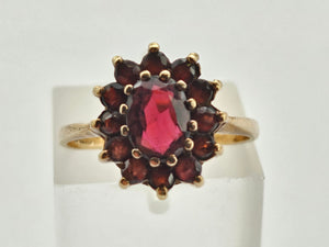 0825: Vintage: 9ct Gold 13 Garnets Flower Head Ring- Date-Mark 1972