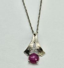 Load image into Gallery viewer, 0688: Vintage: 14ct White Gold necklace (46cm) Star Ruby Diamond Pendant- splendid
