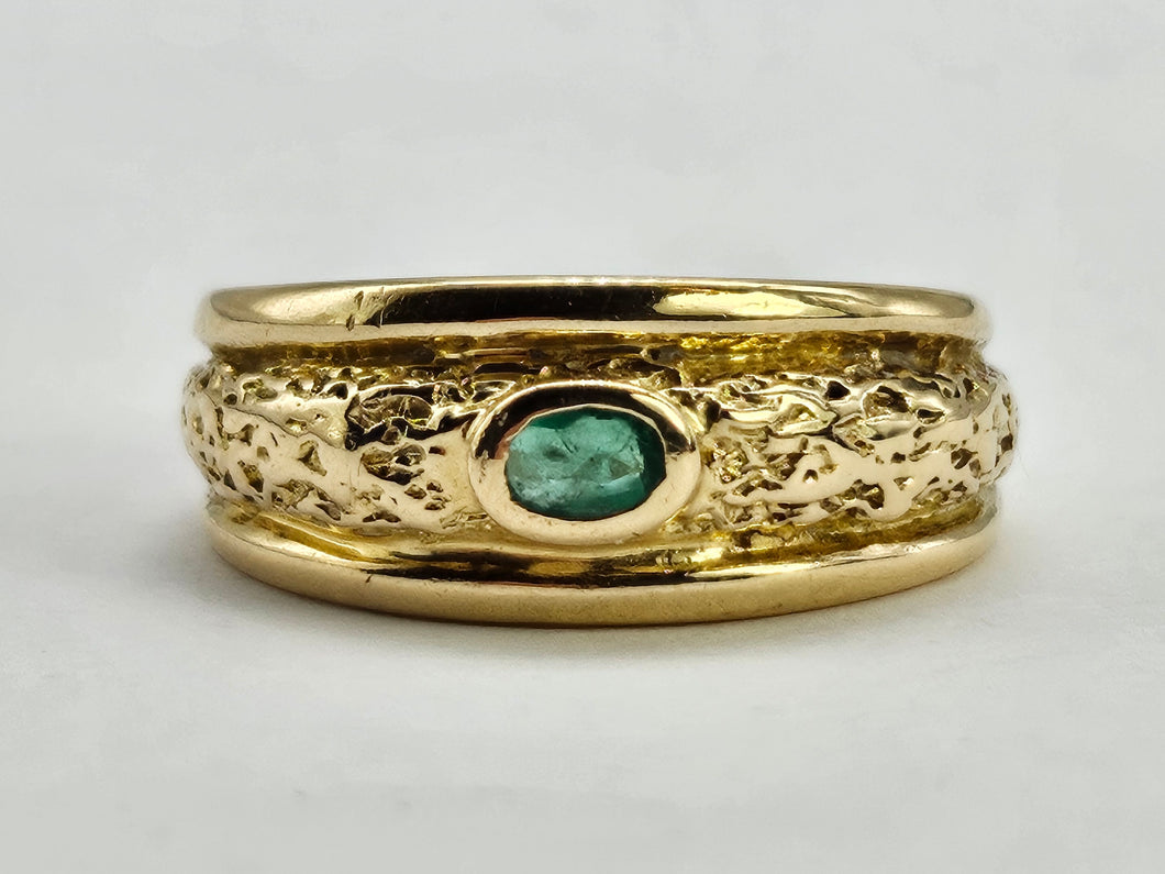 0674: Vintage: 18ct Gold Oval Emerald Signet Ring- ornate shank