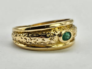 0674: Vintage: 18ct Gold Oval Emerald Signet Ring- ornate shank