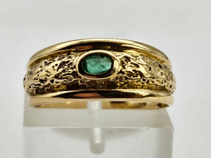 0674: Vintage: 18ct Gold Oval Emerald Signet Ring- ornate shank