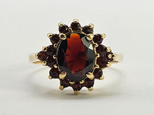 0771;Vintage: 9ct Gold 17 Rich Red Garnets Flower Head Ring- mature hues,