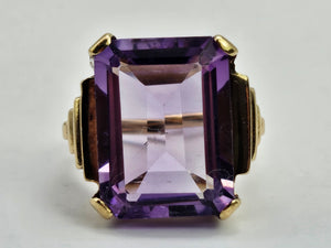 0824: Vintage: 9ct Gold Emerald Cut Purple Amethyst Cocktail Ring- a rare find