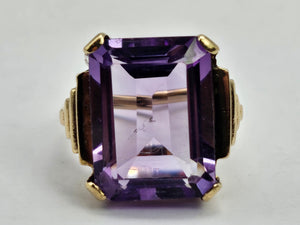 0824: Vintage: 9ct Gold Emerald Cut Purple Amethyst Cocktail Ring- a rare find