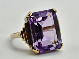 0824: Vintage: 9ct Gold Emerald Cut Purple Amethyst Cocktail Ring- a rare find