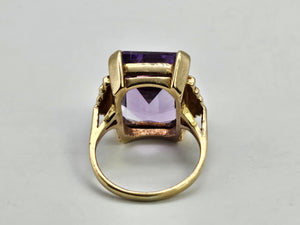 0824: Vintage: 9ct Gold Emerald Cut Purple Amethyst Cocktail Ring- a rare find