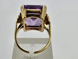 0824: Vintage: 9ct Gold Emerald Cut Purple Amethyst Cocktail Ring- a rare find