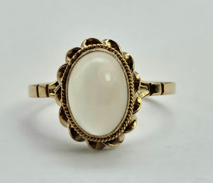 0863 Vintage; 9ct Gold Cabochon-Cute Moonstone Ring-Date-Mark 1983