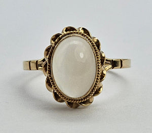 0863 Vintage; 9ct Gold Cabochon-Cute Moonstone Ring-Date-Mark 1983