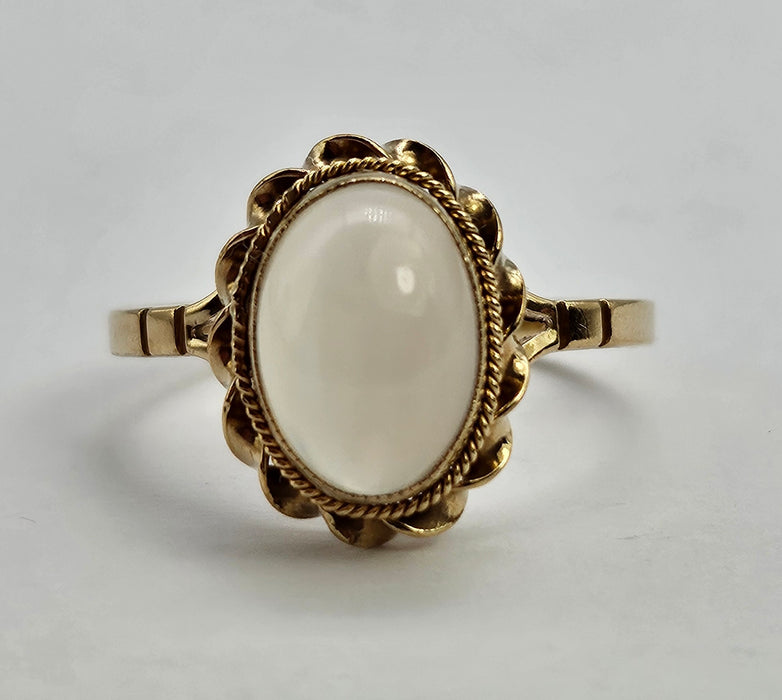 Vintage: 9ct Gold Oval Cabochon Moonstone Ring
