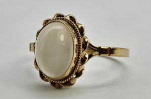 0863 Vintage; 9ct Gold Cabochon-Cute Moonstone Ring-Date-Mark 1983