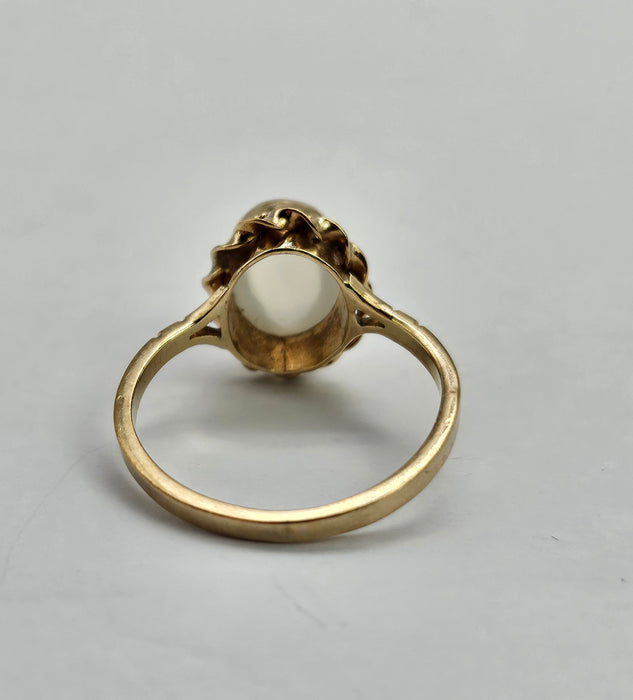 Vintage: 9ct Gold Oval Cabochon Moonstone Ring