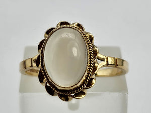 0863 Vintage; 9ct Gold Cabochon-Cute Moonstone Ring-Date-Mark 1983