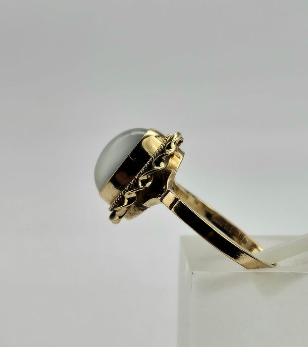 Vintage: 9ct Gold Oval Cabochon Moonstone Ring