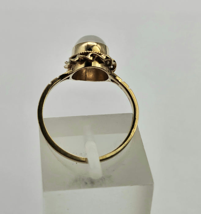 Vintage: 9ct Gold Oval Cabochon Moonstone Ring