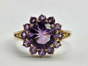 0946: Vintage: 9ct Gold 13 Purple Amethysts Flower Head Ring- lovely cut and colours