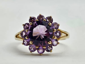 0946: Vintage: 9ct Gold 13 Purple Amethysts Flower Head Ring- lovely cut and colours