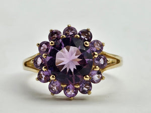 0946: Vintage: 9ct Gold 13 Purple Amethysts Flower Head Ring- lovely cut and colours