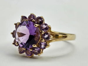 0946: Vintage: 9ct Gold 13 Purple Amethysts Flower Head Ring- lovely cut and colours