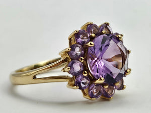 0946: Vintage: 9ct Gold 13 Purple Amethysts Flower Head Ring- lovely cut and colours