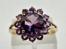 Cargar imagen en el visor de la galería, 0946: Vintage: 9ct Gold 13 Purple Amethysts Flower Head Ring- lovely cut and colours
