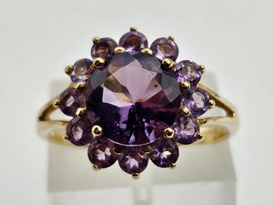 0946: Vintage: 9ct Gold 13 Purple Amethysts Flower Head Ring- lovely cut and colours