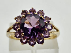 0946: Vintage: 9ct Gold 13 Purple Amethysts Flower Head Ring- lovely cut and colours